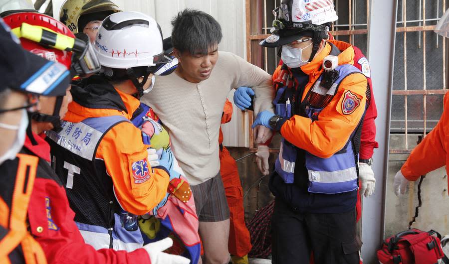 17 Photos Of Rescue Workers Saving Lives Following Massive Earthquake in Taiwan