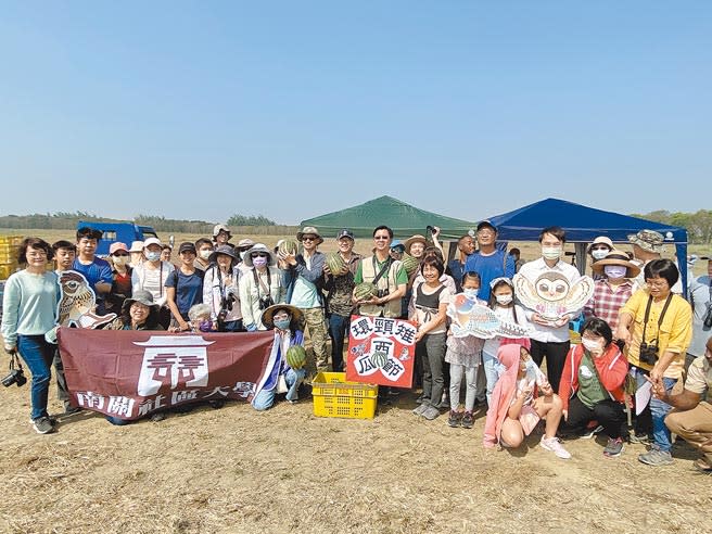 台南市野鳥學會、沙崙農場守護聯盟號召民眾一起賞環頸雉、大啖西瓜，希望更多人重視生態環境議題。（曹婷婷攝）