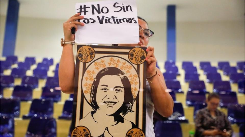 Mujer protesta en la Asamblea