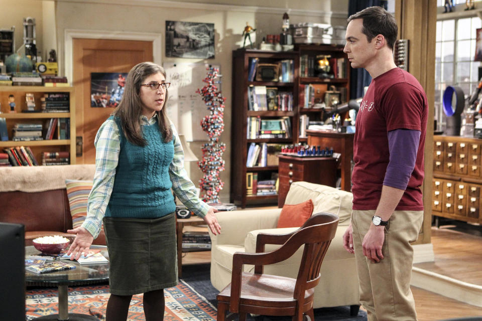 Mayim and Jim Parsons in a scene in the living room on The Big Bang Theory