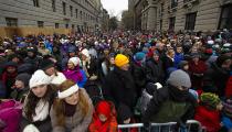 People try to watch the 88th Macy's Thanksgiving Day Parade in New York November 27, 2014. REUTERS/Eduardo Munoz (UNITED STATES - Tags: SOCIETY)