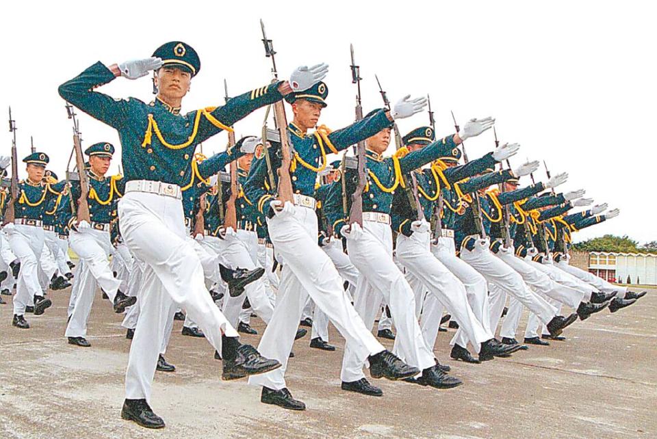 三軍統帥必須效忠中華民國憲法，軍隊才知為何而戰，達成保國衛民使命。圖為陸軍官校學生接受校閱。（本報資料照片）