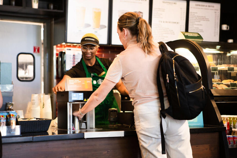 亞利桑那州立大學星巴克提供個人洗杯機，方便消費者清洗杯子。照片來源：Starbucks