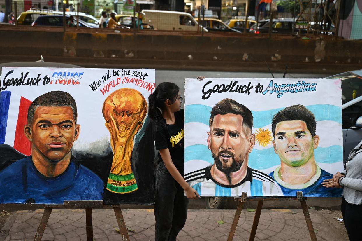 Qatar 2022 ya es un recuerdo. Pinturas de Mbappé, Messi y Julián Álvarez en calles de Mumbai, India. (Punit PARANJPE / AFP) 