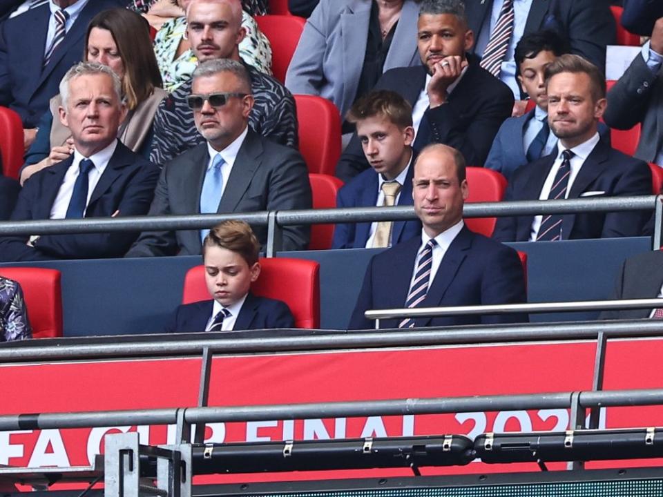 Prinz George wirkte beim FA-Cup-Finale neben seinem Vater etwas gelangweilt. (Bild: Robbie Jay Barratt - AMA/Getty Images)