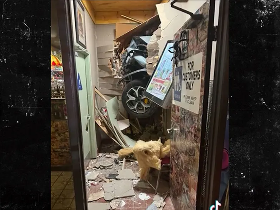 The electric vehicle collided with a pizza restaurant (Magiccloseup/TikTok)