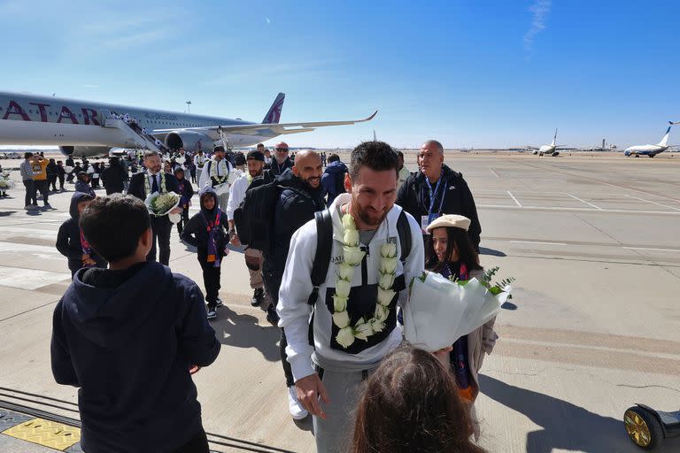 Lionel Messi, Neymar y otros jugadores  del PSG llegan a la capital saudí  para disputar un partido amistoso contra un  combinado formado por jugadores del nuevo club de Cristiano Ronaldo, el Al Nassr