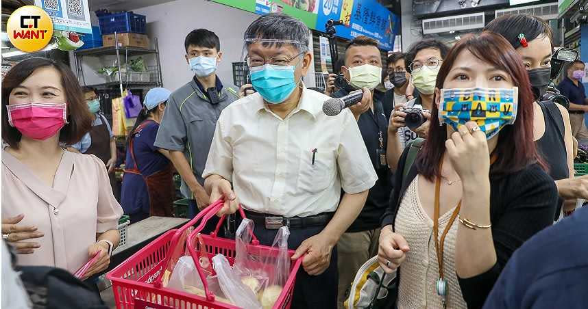 面對高端疫苗EUA的風風雨雨，台北市柯文哲也意有所指地說「我的結論是，去看少林足球就好。」（圖／焦正德攝）