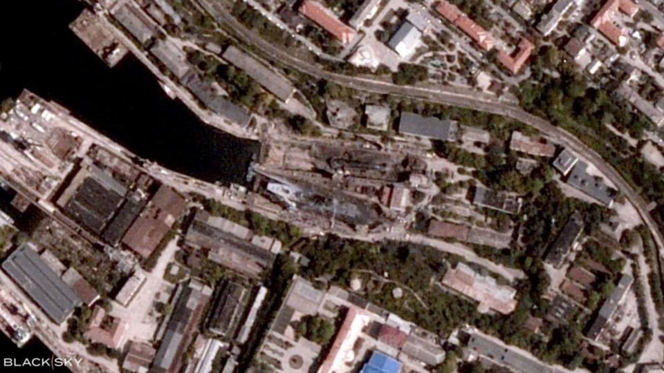 Una foto satelital muestra Sebastopol, Crimea, después de un ataque con misiles ucranianos, el 12 de septiembre de 2023, con dos barcos ennegrecidos en el centro