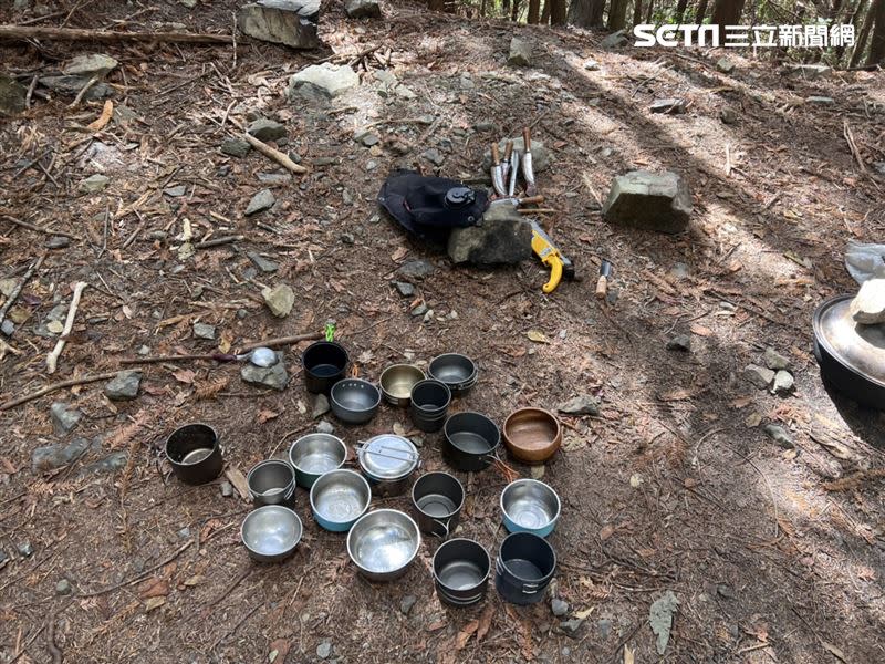 林管處與警方發現現場生火基地，地上遺留大量炊煮用具。（圖／東勢林管處提供）