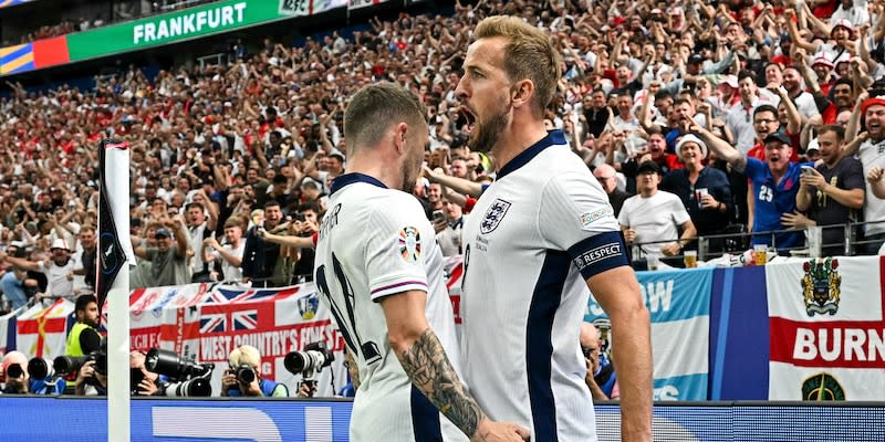 Harry Kane feiert sein Tor zum 1:0 für England mit Kieran Trippier<span class="copyright">AFP via Getty Images</span>