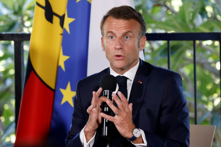 El presidente Emmanuel Macron habla durante una reunión con dirigentes locales de Nueva Caledonia, el 23 de mayo de 2024 en ese archipiélago francés del océano Pacífico (Ludovic Marin)