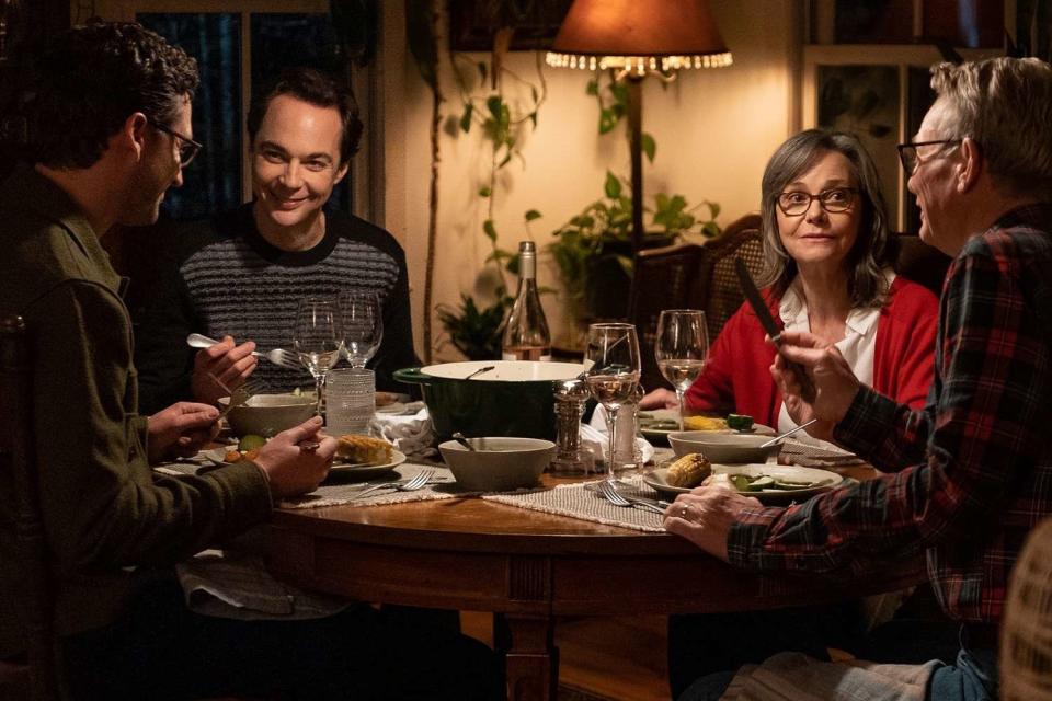 Ben Aldridge, Jim Parsons, Sally Field, and Bill Irwin sit at the dinner table in "Spoiler Alert"