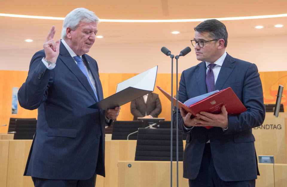 Volker Bouffier (CDU, l.) wird als Ministerpräsident des Bundeslandes Hessen im Plenum des Landtags von Landtagspräsident Boris Rhein vereidigt. (Bild: Boris Roessler/dpa-Pool/dpa)