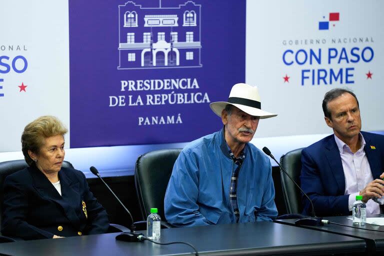 El expresidente de México Vicente Fox (centro) habla junto a la expresidenta de Panamá Mireya Moscoso (izquierda) y el expresidente de Bolivia Jorge Quiroga durante una conferencia de prensa en el Palacio Presidencial en la Ciudad de Panamá. (ARNULFO FRANCO / AFP)