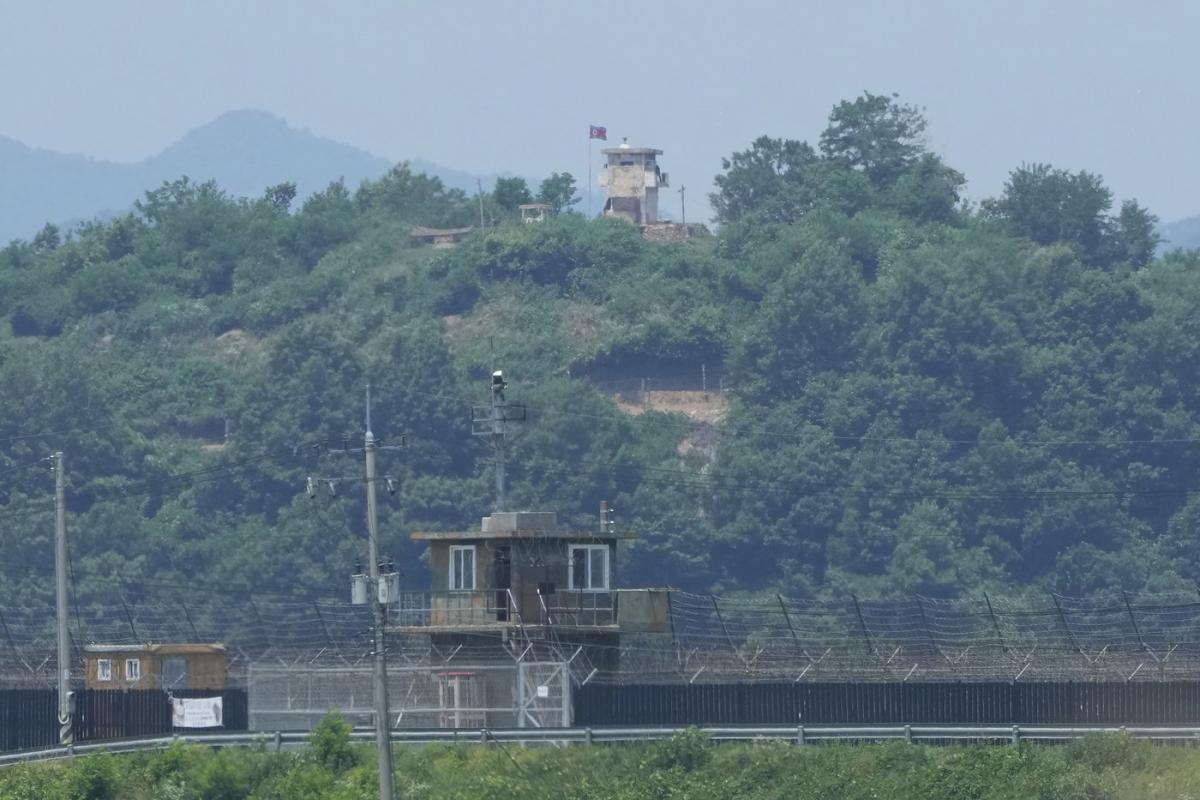 South Korean troops fire to repel North soldiers’ 3rd border incursion. Activists fly more leaflets