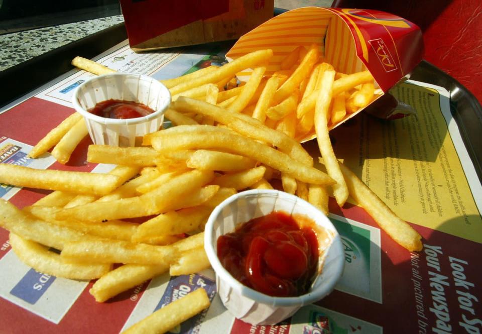 <p>Um pouco de ketchup ou maionese pode melhorar o sabor de alguns pratos sem gosto, mas usá-los em alimentos saudáveis pode acabar com o propósito de comer melhor.</p><p>“O açúcar não está apenas nos alimentos obviamente doces,” explica a Dra. Marilyn Glenville, nutricionista e autora de <a href="https://www.amazon.co.uk/Natural-Alternatives-Sugar-Devastate-Sweeteners/dp/0993543103" rel="nofollow noopener" target="_blank" data-ylk="slk:‘Natural Alternatives to Sugar’;elm:context_link;itc:0;sec:content-canvas" class="link ">‘Natural Alternatives to Sugar’</a> (Alternativas naturais para o açúcar, em tradução livre). “Ele também está ‘escondido’ em lugares improváveis, incluindo alimentos como ketchup, maionese, e molhos prontos para saladas.” <i>[Foto: Getty]</i></p>