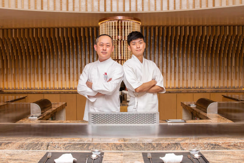 台北萬豪Mark's Teppanyaki主廚林勤凱（左）、西華飯店KOUMA日本料理小馬料理長江鎮佑。（圖／台北萬豪酒店提供）