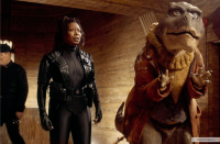 <p>É difícil entender como Whoopi Goldberg pode ter pensando, em algum momento, que concordar em participar de um filme com um dinossauro animado poderia ser uma boa ideia, mas esta foi a situação em que a vencedora do Oscar se encontrava no primeiro dia de filmagens de 'Meu Parceiro É um Dinossauro’, uma das piores comédias de todos os tempos.</p><p>Goldberg tentou se livrar do projeto no último minuto, mas os produtores abriram um processo contra a atriz para impedir a sua partida, citando o caso extremamente caro em que Kim Basinger foi processada por desistir do suspense erótico 'Encaixotando Helena’.</p><p>Whoopi optou por fazer o longa, que acabou nem chegando aos cinemas. “Não me pergunte por que eu fiz o filme,” disse ela em 2015. “Eles me forçaram a fazer.” Bom, e ela também assinou um contrato se comprometendo por vontade própria.</p>