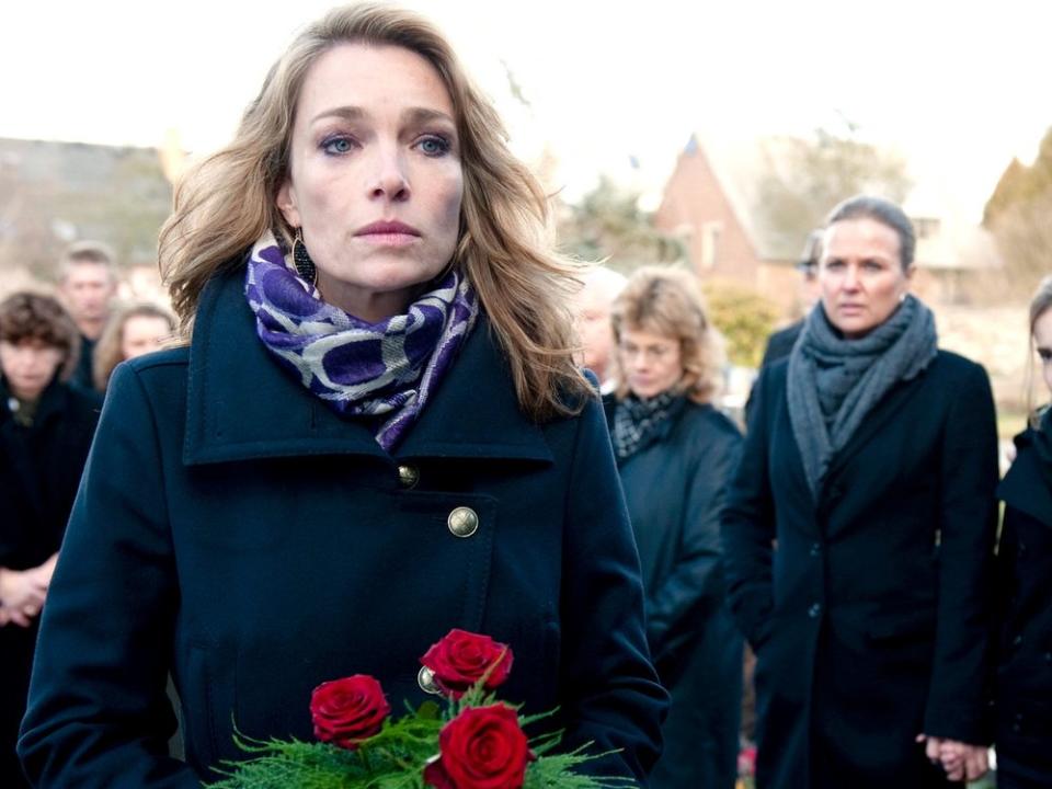 "Am Ende der Lüge": Mia (Aglaia Szyszkowitz) sorgt bei der Beerdigung ihrer Mutter für Unruhe. (Bild: MDR/Rowboat/Maria Krumwiede)