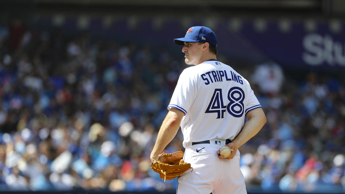 Kevin Gausman of the Toronto Blue Jays walks back to the dugout after  News Photo - Getty Images