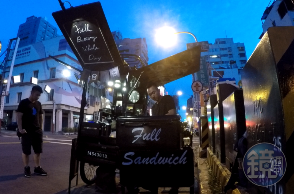 黑色有型的「Full Sandwich」三輪餐車，是楊昌融慢慢親手打造。
