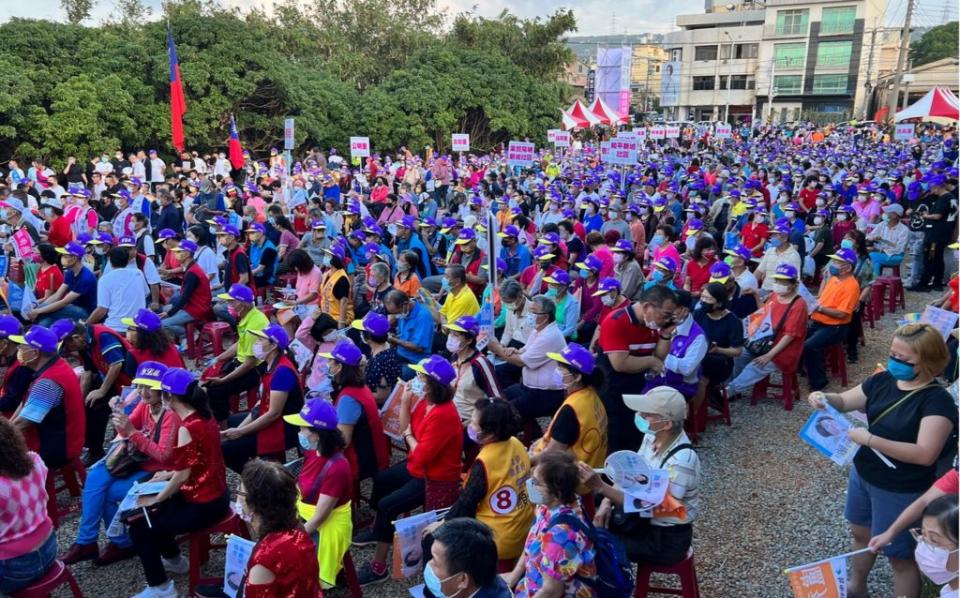 顏莉敏競選總部成立大會，昨日超過二千位鄉親到場，支持者高喊「盧秀燕凍蒜、顏莉敏凍蒜」。（記者陳金龍攝）