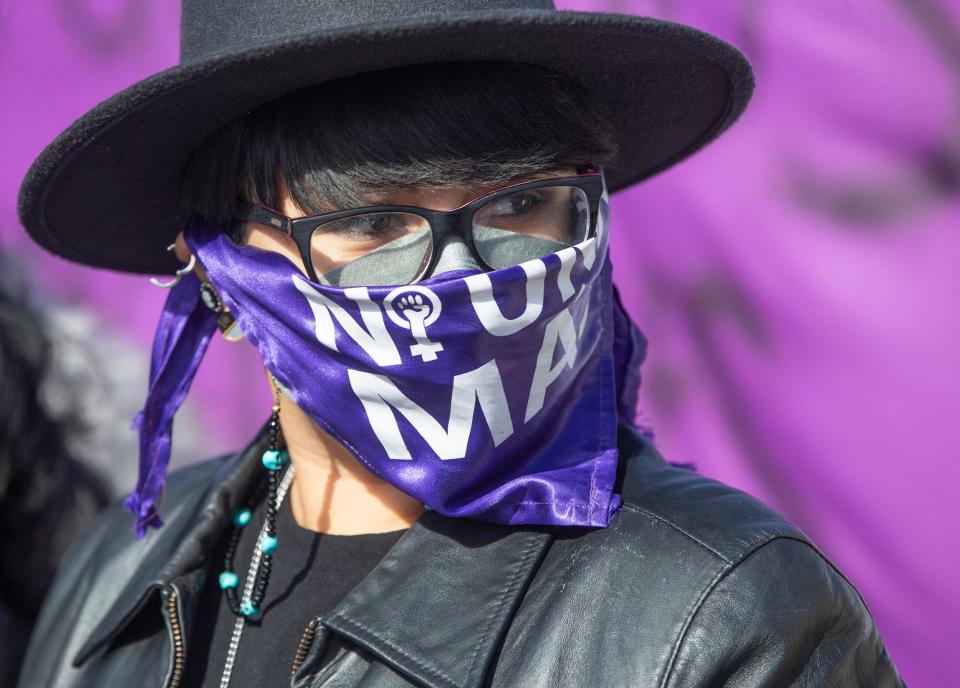 Feminist and LGBTQ collectives protested on Thursday outside the Chihuahua State Attorney General's Office and then marched to the “Center of Justice of Women” building demanding justice for the deaths of two lesbian women that were murdered and dismembered in the Valley of Juarez over the weekend. 