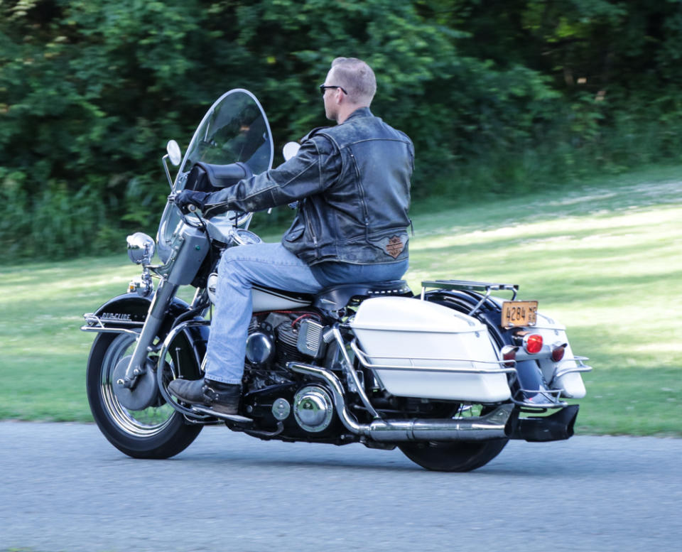 Low slung mufflers are ready to grind the road in tight turns.