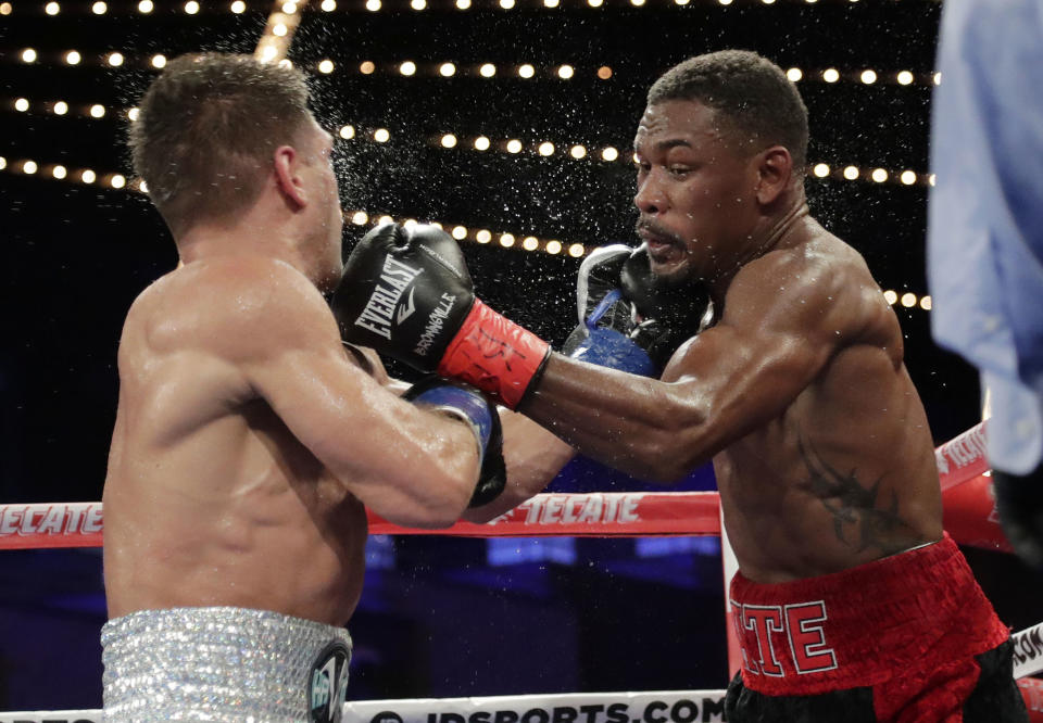 Daniel Jacobs (R) punches Sergiy Derevyanchenko during the ninth round of a IBF middleweight championship match Saturday, Oct. 27, 2018, in New York. (AP)