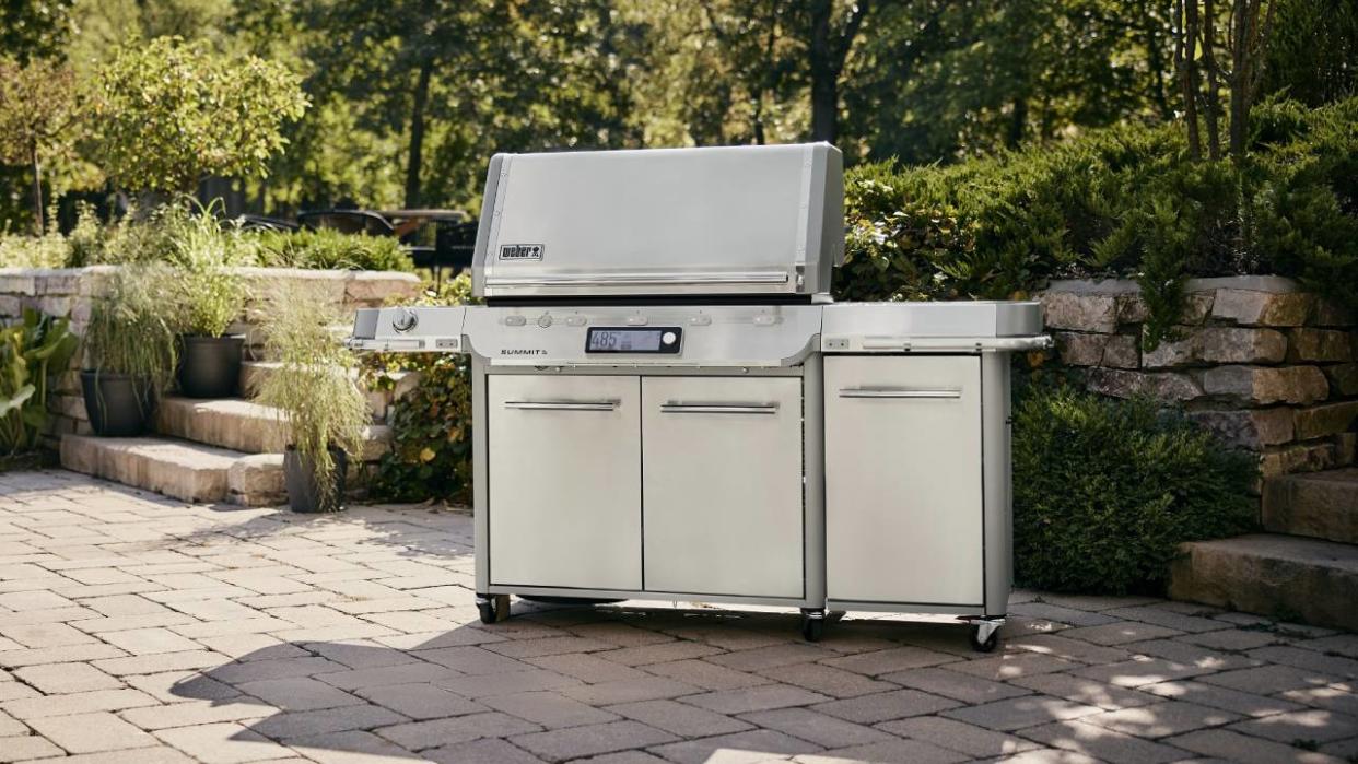  Lifestyle image of the Weber Summit Smart Gas Barbecue. 