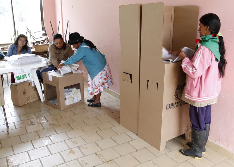 Foto de archivo. Una mujer se prepara para votar durante las elecciones al Congreso en Toribio, departamento del Cauca