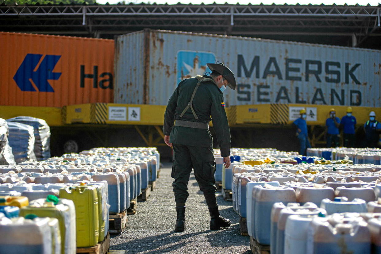 Des membres de la police antinarcotique colombienne saisissent une cargaison de mélasse mélangée à de la cocaïne qui était envoyée à Valence en Espagne, au terminal Ship Cargo à Cartagena, Colombie, le 4 février 2022.  - Credit:Barros Sebastian / Barros Sebastian/Long Visual Press/ABACA