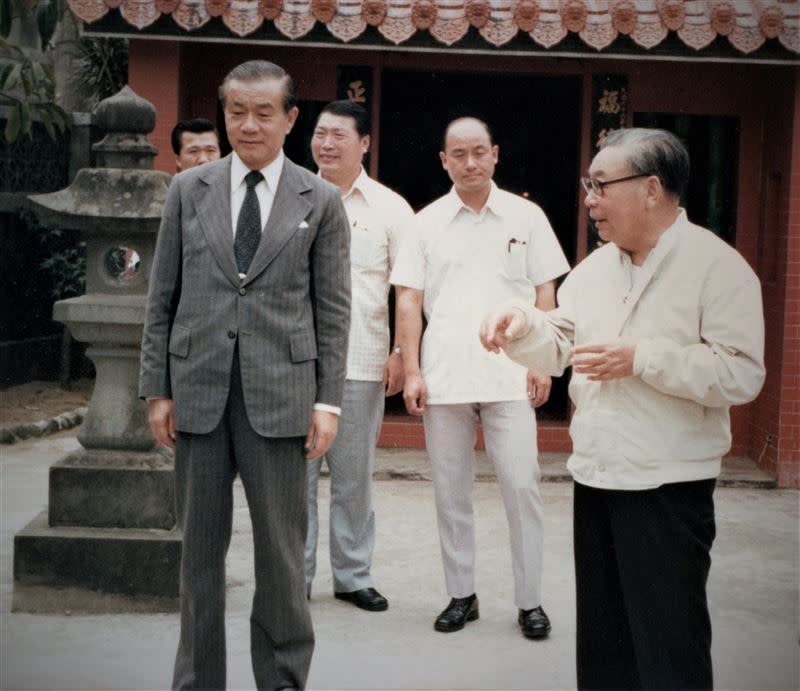 《蔣經國的台灣時代》一書透露基本政策之一：決不與共匪妥協。 （圖／遠足文化提供）