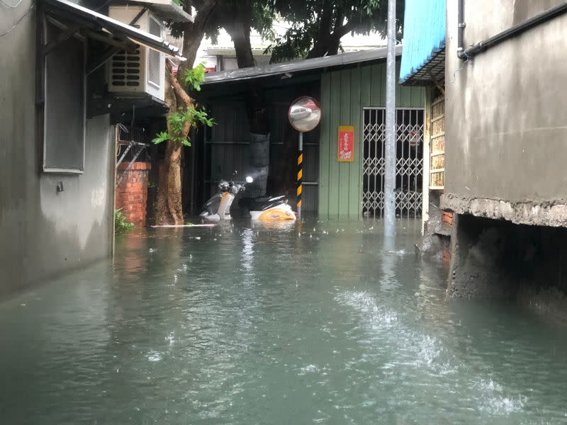 ▲受到午後熱對流旺盛降下短時強陣雨影響，台北市內湖區東湖路58巷積淹水。（圖／台北市政府水利處提供）