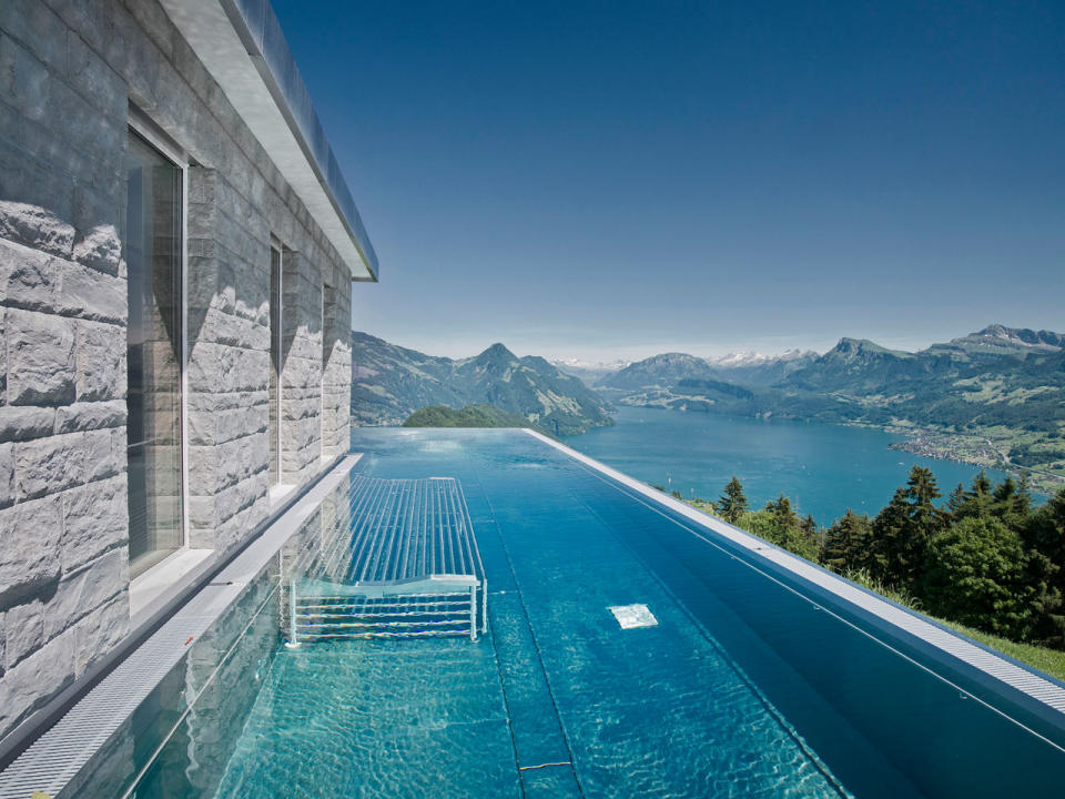 Im Infinity-Pool selbst gibt es eingebaute Liegeflächen, von denen die Besucher die herrliche Aussicht genießen können. Auch wenn die Berge ringsumher mit Schnee bedeckt sein sollten, frieren muss hier niemand, denn der Pool hat eine angenehm warme Temperatur von 34 Grad. (Bild-Copyright: Caters News)