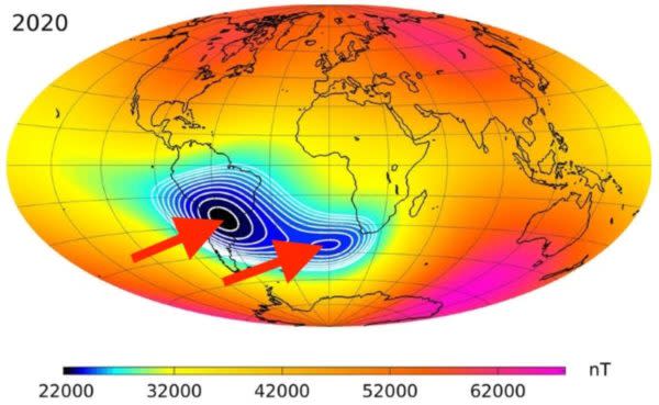 Die Stärke des Erdmagnetfeldes im Jahr 2020, gemessen von den SWARM-Satelliten der Europäischen Weltraumorganisation. Der schwächere Bereich des Feldes ist in blau zu sehen.