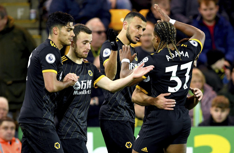 Romain Saiss, centro, de Wolverhampton Wanderers celebra con sus compañeros tras abrir el marcador durante el juego de la Liga Premier inglesa contra Norwich, el sábado 21 de diciembre de 2019, en Norwich, Inglaterra. (Joe Giddens/PA vía AP)