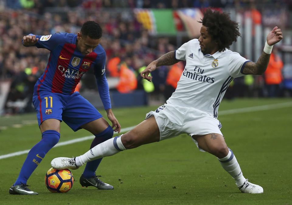 Football Soccer - Barcelona v Real Madrid - Spanish La Liga Santander- Nou Camp Stadium, Barcelona, Spain - 3/12/16. Real Madrid's Marcelo and Barcelona's Neymar in action during the "Clasico". REUTERS/Sergio Perez