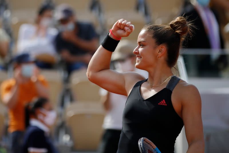 Foto del lunes de la griega Maria Sakkari celebrando tras vencer a la estadounidense Sofia Kenin por los octavos de final del Abierto de Francia