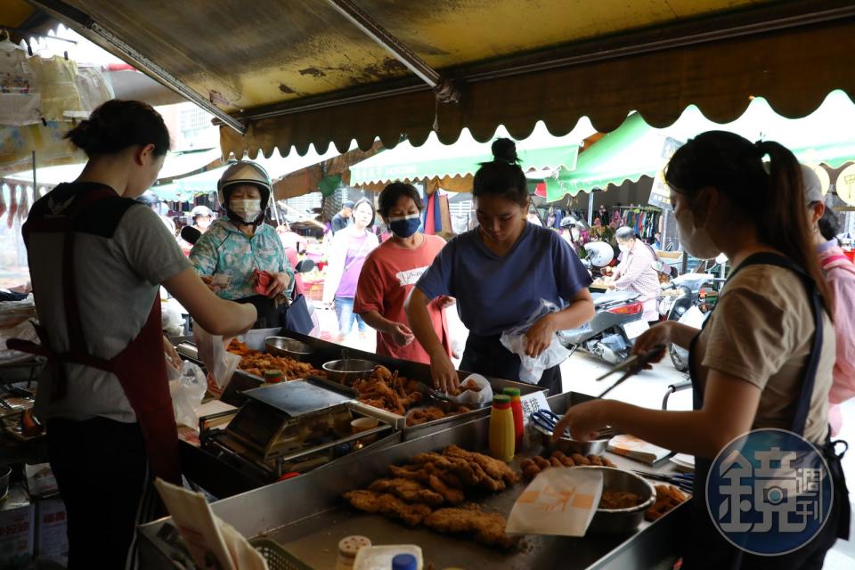 水湳市場人氣最旺的「黑冠炸雞」，是開了超過40年的老攤。