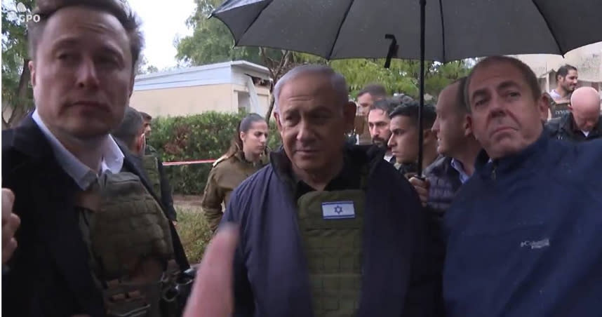 馬斯克昨（27日）在以色列總理納坦雅胡的陪同下造訪10月7日遭哈瑪斯血洗的基布茲「卡法阿扎」。（圖／翻攝自X平台／Aditya Raj Kaul）