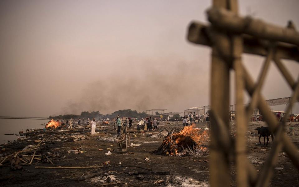 Funeral pyres burn amid mass cremations of Covid-19 fatalities and the recently deceased on the banks of the Yamuna river in Garh, Uttar Pradesh, India - Anindito Mukherjee /Bloomberg