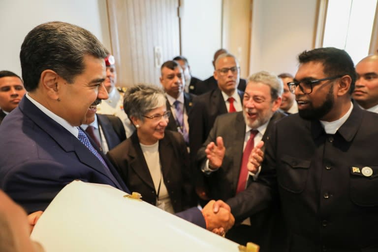 Le président vénézuélien Nicolas Maduro (G) serre la main de son homologue guyanien lors du sommet de la Celac à Saint-Vincent-et-les-Grenadines, le 1er mars 2024 (Zurimar CAMPOS)