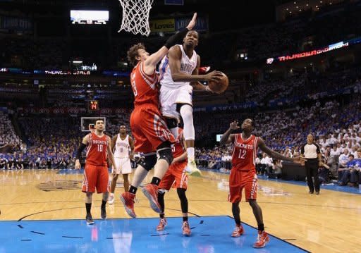 El astro Kevin Durant encestó un triple decisivo que cerró una ofensiva de 10-2 en los últimos tres minutos para que los Oklahoma City Thunder vencieran este miércoles a los Houston Rockets 105-102 y se pusieran 2-0 arriba en su serie de primera ronda de playoffs en la Conferencia Oeste de la NBA. (AFP/GETTY IMAGES | Christian Petersen)