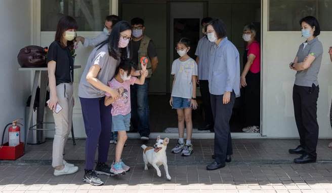 助圓夢 蔡英文邀「抗癌小天使」一家赴官邸與毛小孩互動。（取自蔡英文臉書）