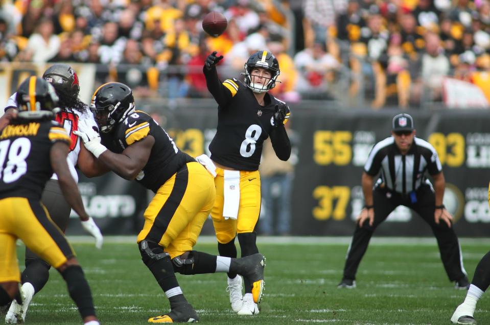 Kenny Pickett (8) of the Pittsburgh Steelers throws downfield during the first half against the Tampa Bay Buccaneers at Acrisure Stadium in Pittsburgh, PA on October 16, 2022.<br>Pittsburgh Steelers Vs Tampa Bay Buccaneers Week 6