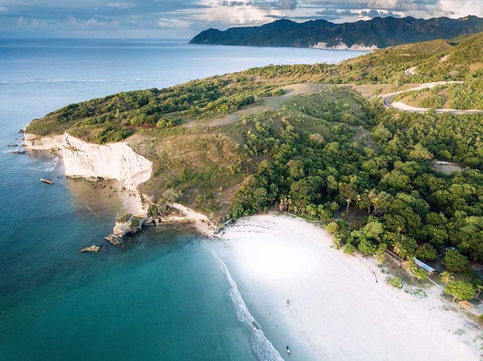 松巴島崎嶇的海岸（Image Source : Getty Creative）