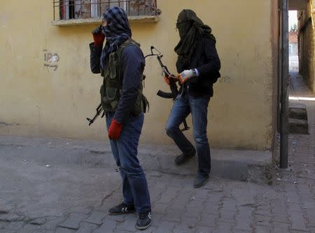 Masked members of YDG-H, youth wing of the outlawed Kurdistan Workers Party (PKK), stand at a corner in Sur neighbourhood of the southeastern city of Diyarbakir, Turkey, November 6, 2015. REUTERS/Sertac Kayar