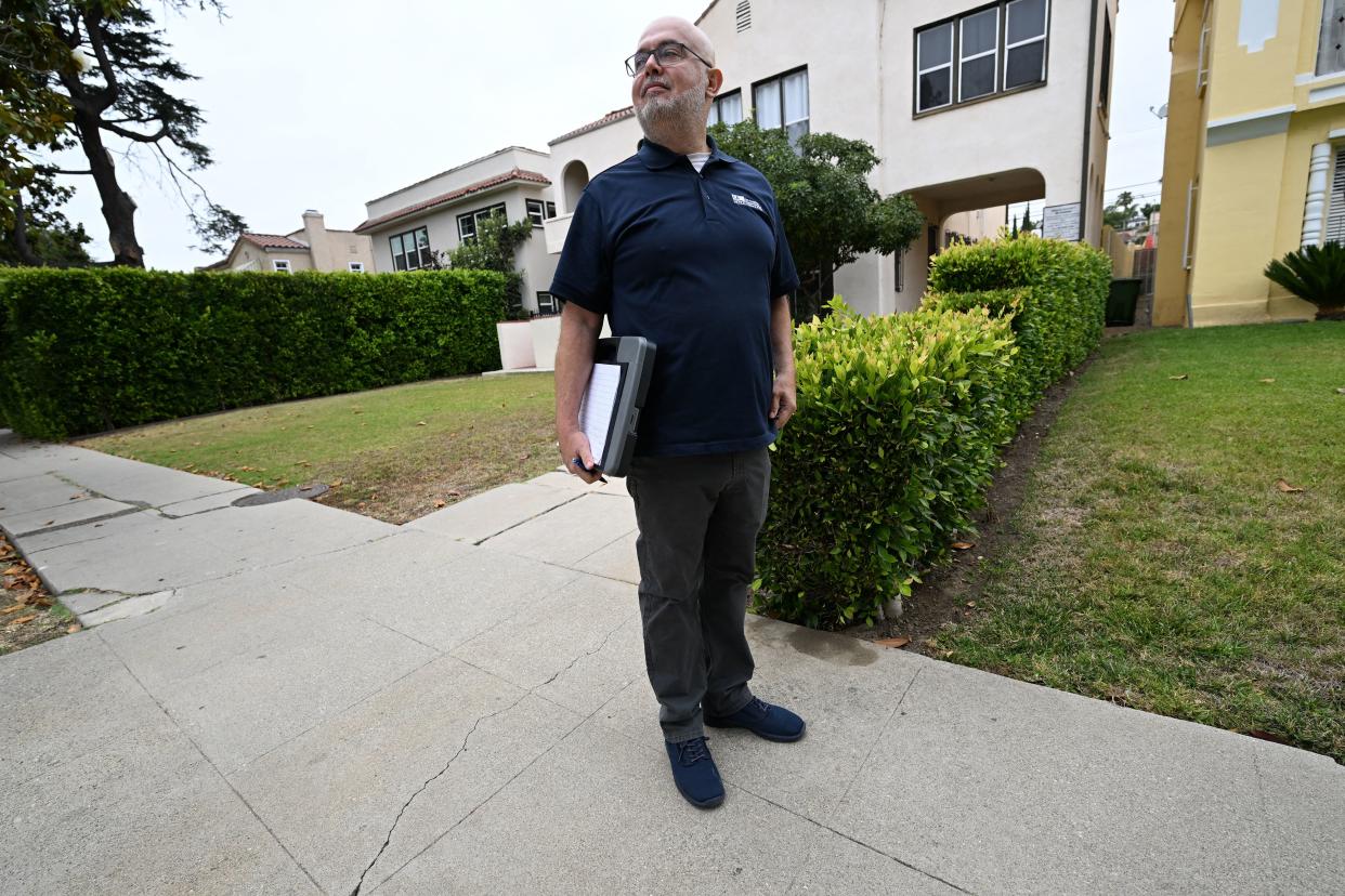 Funcionarios del Departamento de Agua y Energía de Los Angeles (LADWP) patrullan las calles en busca de riegos ilegales e infracciones de las restricciones de agua | imagen Robyn Beck / AFP